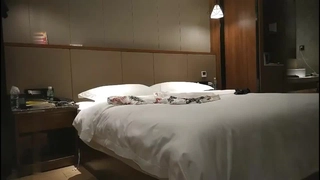 女同性JemmaValen与女同事一起感受兴奋气氛