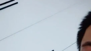 时尚性感的高颜值白领美女下班和公司领导酒店偷情,肏逼正爽时突然接到男友电话,边讲电话边从后面快速抽插!