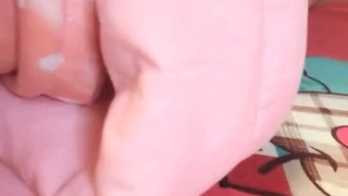 小胸拉丁美女大屁股用假阳具自慰,一边想我