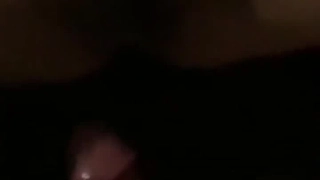 妻子在瑜伽课上性交，而丈夫则在看电影