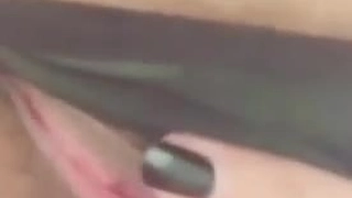 兴奋的妈妈勾引继女男友进行热辣的肛交动作