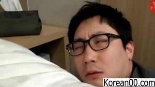 刚成年两个18小妹妹 ，小小年纪挺会玩 ，互舔奶子振动棒插穴 ，超嫩无毛白虎小穴