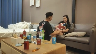 饥渴的大奶主播等不及要被干了