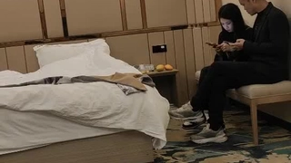 小巧的阴户在极端的特写中被猛烈地插入