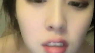 这个青少年性爱视频中的紧致阴道让她摆脱了困境