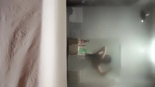 亚洲学生被穿兔子套装的男人操屁股