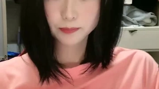 大奶美女化身女王，炮友带项圈鞭子抽打，无毛美穴主动骑坐，长屌进进出出，征服骚逼无套内射