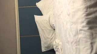02年的美乳小骚货半夜不让休息发骚自己爬上床自己玩起来